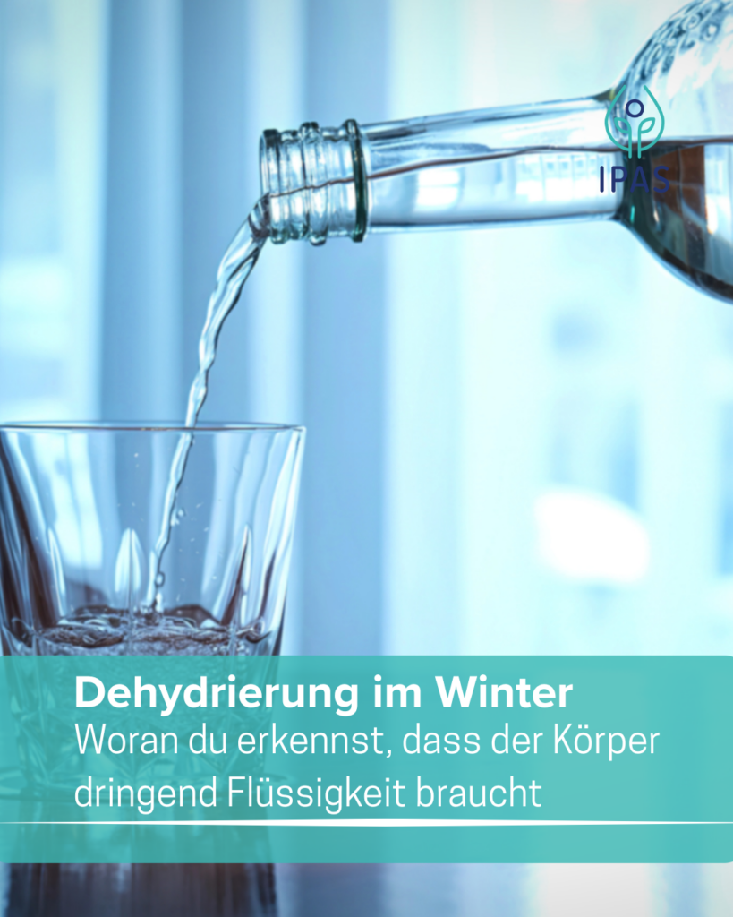 Das Bild zeigt wie Wasser in ein Glas gegossen wird, symbolisch für: Dehydrierung im Winter – ein unterschätztes Risiko