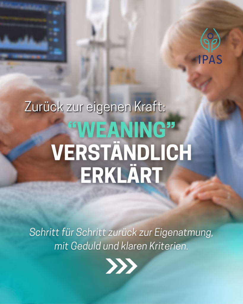 Das Bild zeigt einen Mann der in weiß gekleidet ist und in einem Bett liegt. Er trägt ein Gerät zur Atemunterstützung. Neben ihm sitzt eine lächelnde Frau mit blonden Haaren und sie hält seine Hand. Im Vordergrund sieht man Text in weiß und türkis. Symbolisch für: Weaning verständlich erklärt – Schritt für Schritt zurück zur Eigenatmung