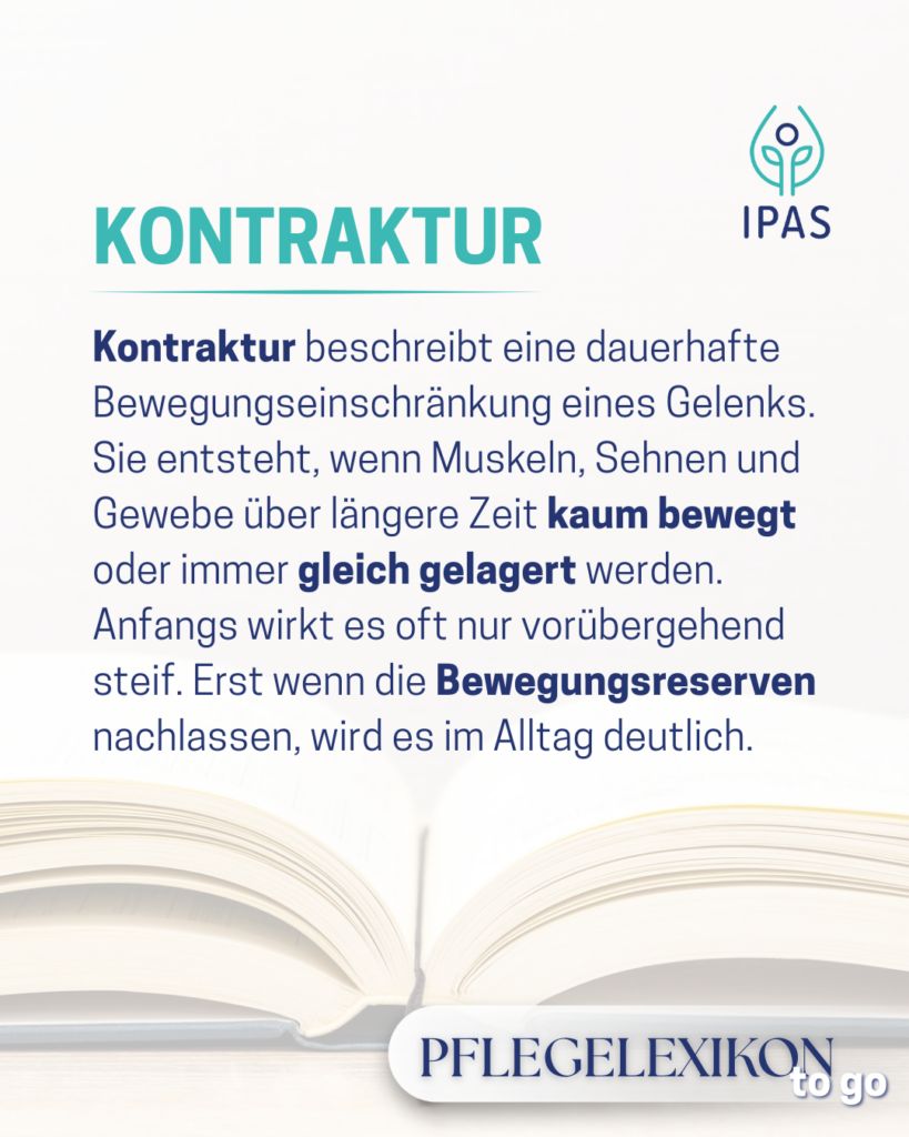 Das Bild zeigt ein aufgeschlagenes Buch welches vor einem weißen Hintergrund liegt. Über dem Buch befindet sich eine Wortdefinition in Form eines blauen Textes. Symbolisch für: Pflegelexikon: Kontraktur in der Pflege – Wenn ein Gelenk zu schweigen beginnt