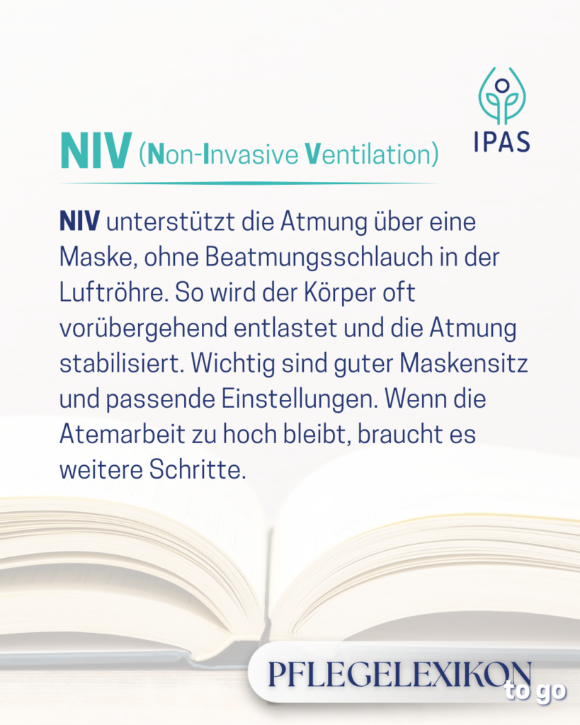 Das Bild zeigt ein aufgeschlagenes Buch welches vor einem weißen Hintergrund liegt. Über dem Buch befindet sich eine Wortdefinition in Form eines blauen Textes. Symbolisch für: Pflegelexikon: NIV verständlich erklärt – Non-invasive Beatmung in der Intensivpflege