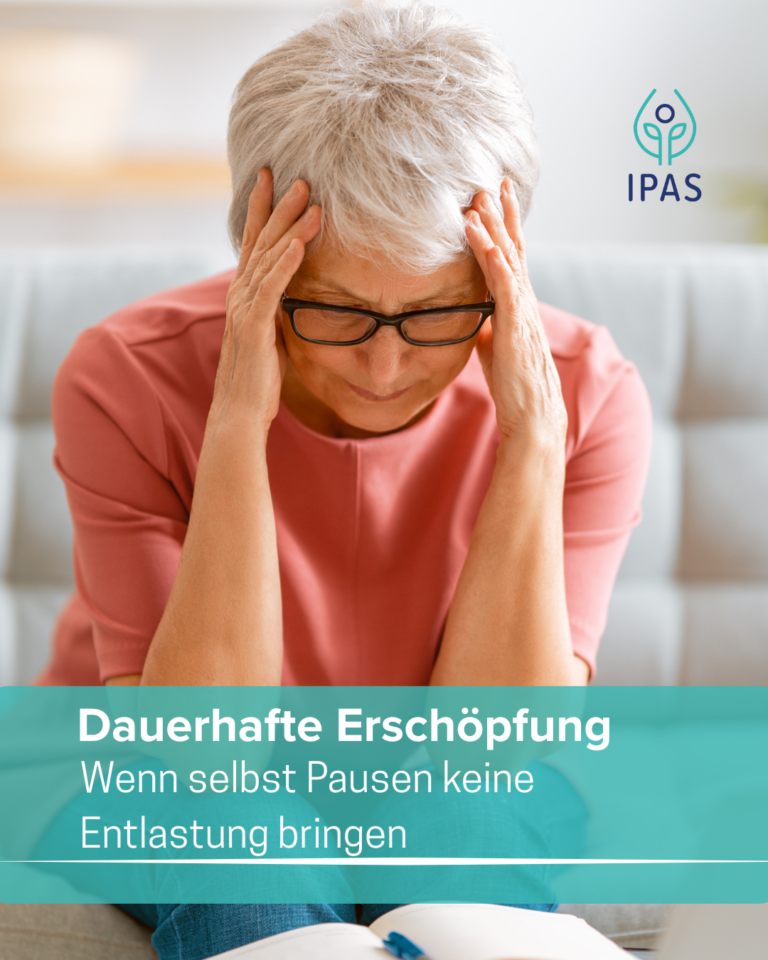 Das Bild zeigt eine Frau, die ihren Kopf in den Händen hält. Das steht symbolisch für: Erschöpfung ohne klassische Müdigkeit Wenn Pausen nicht mehr reichen