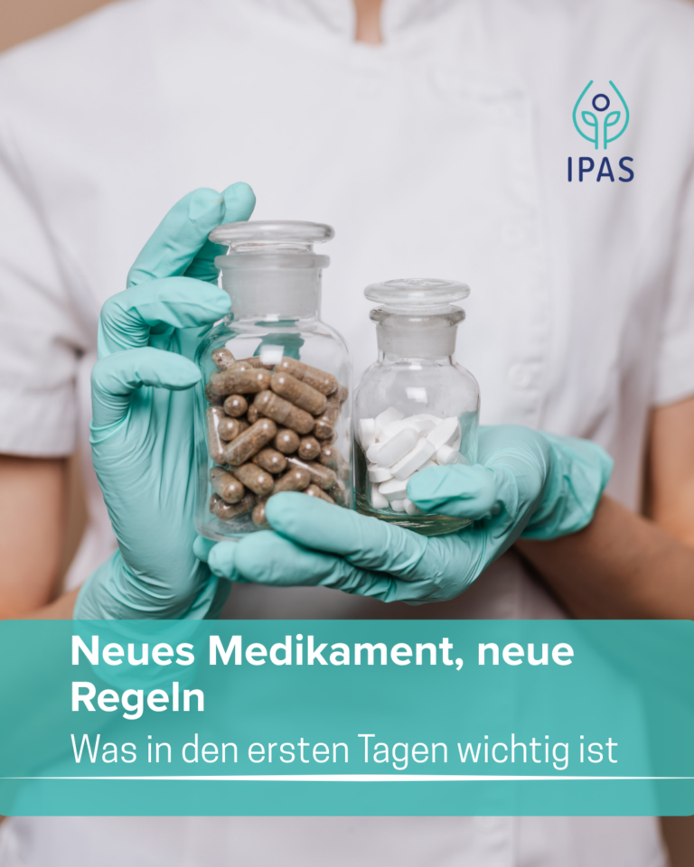 Das Bild zeigt eine Person in medizinischer Kleidung die ein Glas mit Tabletten hält. Symbolisch für: Neues Medikament, neue Regeln Was in den ersten Tagen wichtig ist