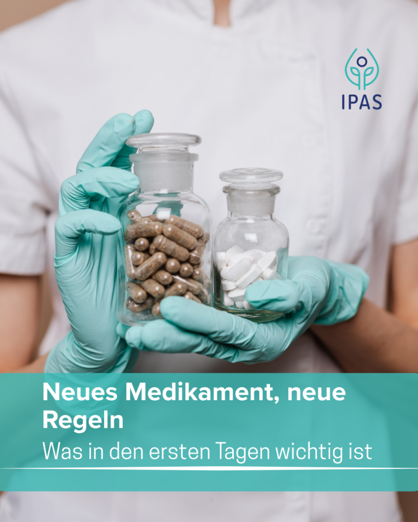 Das Bild zeigt eine Person in medizinischer Kleidung die ein Glas mit Tabletten hält. Symbolisch für: Neues Medikament, neue Regeln Was in den ersten Tagen wichtig ist