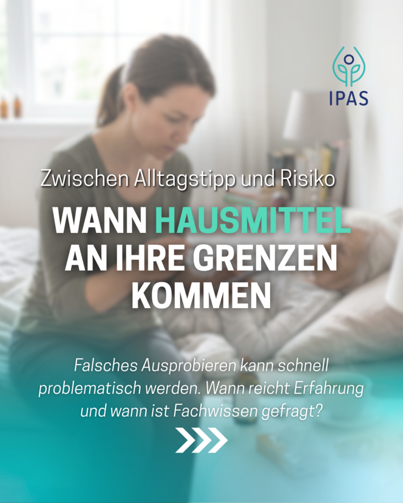 Auf dem Bild sieht man zwei Personen. Eine Person liegt in einem Bett. Sie trägt ein weißes Oberteil und hat graue Haare. Die andere Person sitzt auf dem Bett. Sie trägt ein dunkles Oberteil und hat braune Haare. Im Vorderund sieht man weißen und türkis Text. Symbolisch für: Wann Hausmittel nicht mehr ausreichen: Warnzeichen erkennen und richtig handeln