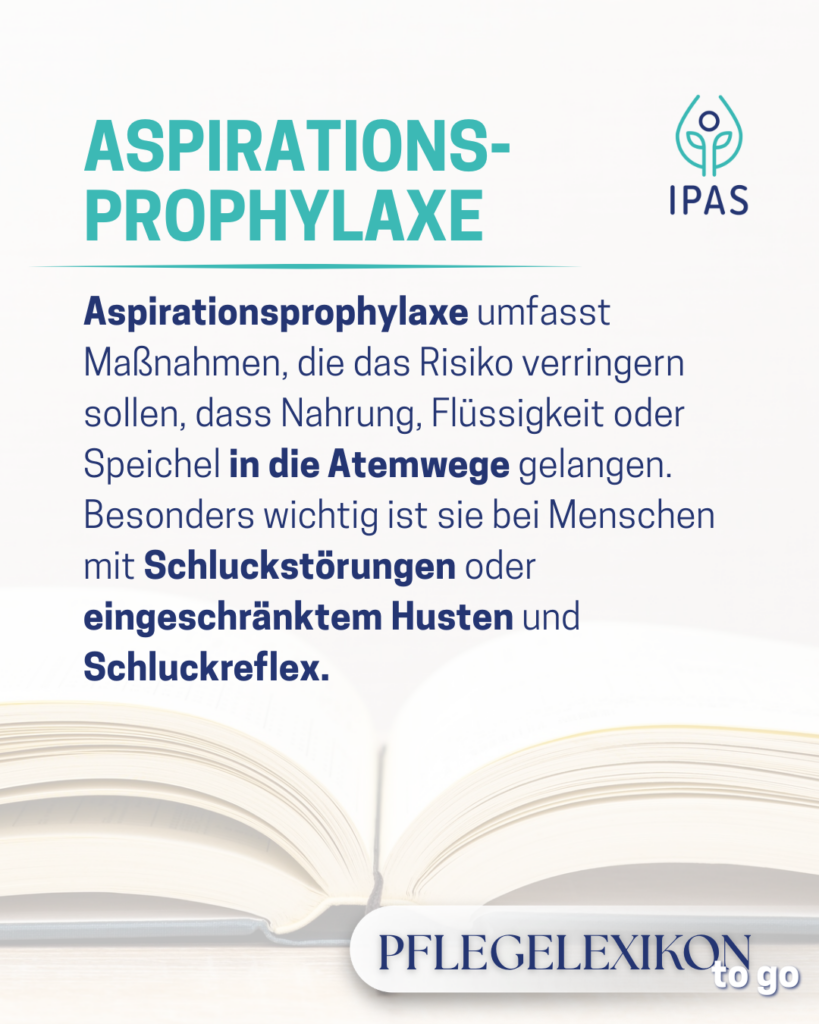 Auf dem Bild sieht man ein aufgeschlagenes Buch. Es liegt auf einem weißen Tisch, der Hintergrund ist weiß. Im Vordergrund sieht man eine Begriffserklärung als blauen und türkisen Text. Symbolisch für: Pflegelexikon: Aspirationsprophylaxe einfach erklärt