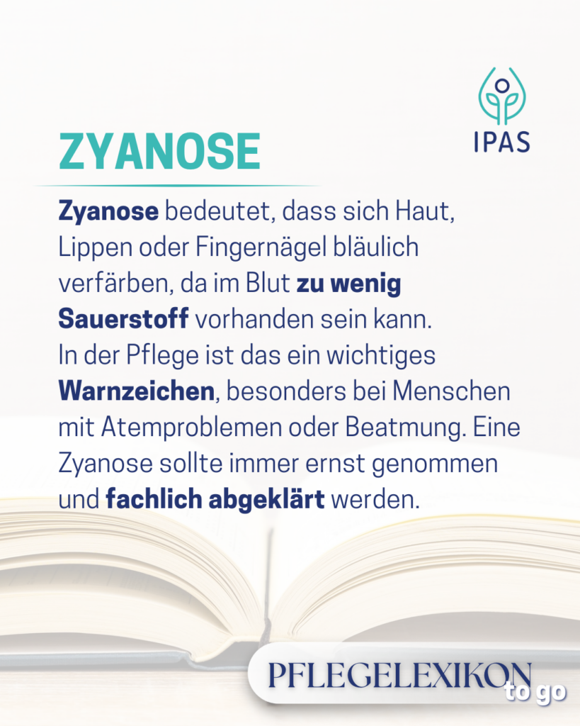 Auf dem Bild sieht man ein aufgeschlagendes Buch. Es liegt auf einem Tisch, der Hintergrund ist weiß. Im Vordergrund sieht man eine Begriffserklärung, der Text ist blau und türkis. Symbolisch für: Pflegelexikon: Zyanose einfach erklärt