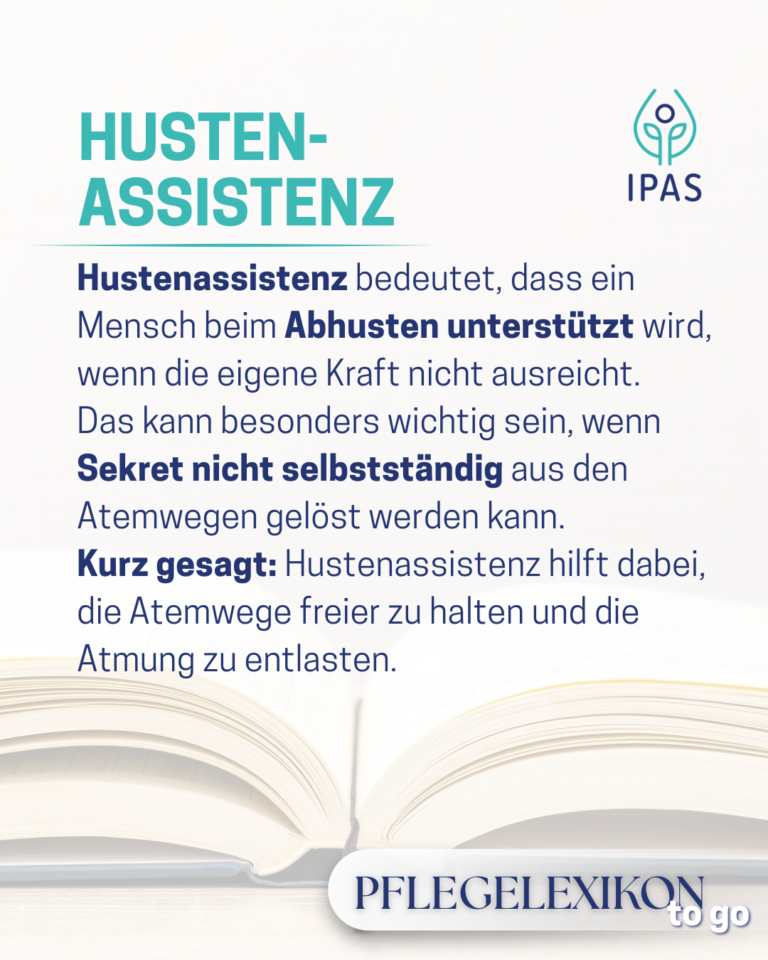 Auf dem Bild sieht man ein aufgeschlagendes Buch. Es liegt auf einem Tisch, der Hintergrund ist weiß. Im Vordergrund sieht man eine Begriffserklärung, der Text ist blau und türkis. Symbolisch für: Pflegelexikon: Hustenassistenz